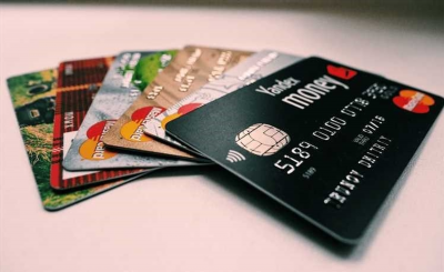 Зарплатная карта в банке: различия между дебетовой и зарплатной картой