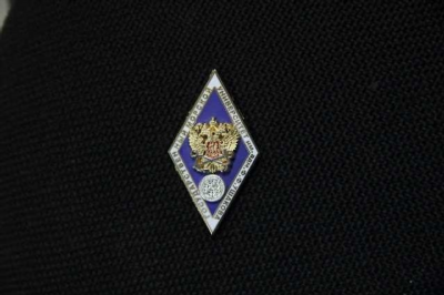 Знак о высшем образовании на кителе сотрудника полиции